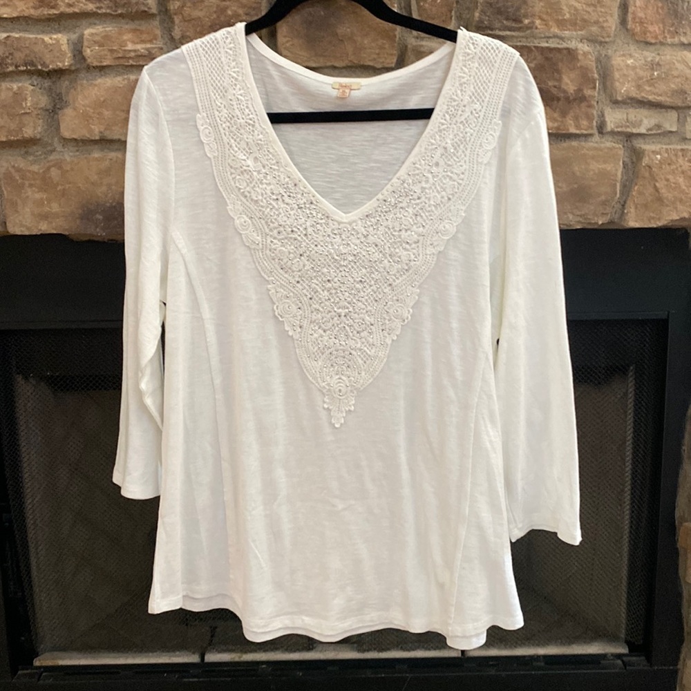 NWT Reba "Island Getaway White" V-neck top w/ silver lace embellishments. XL
